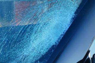 Dramat na Mokotowie. Wpadła pod pędzący samochód, dramatyczna akcja ratunkowa