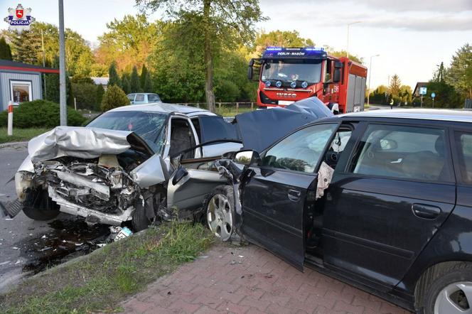 Czołowe zderzenie w Dęblinie! Kierujący Mitsubishi stracił kontrolę nad autem i uderzył w Audi