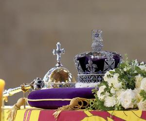 Najpiękniejsza korona Elżbiety II spoczęła na trumnie. Brytyjska korona państwowa na pogrzebie monarchini