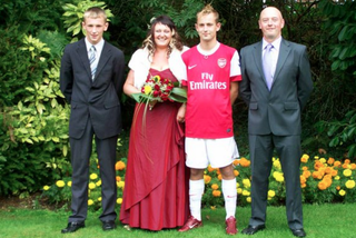Wziął ślub w stroju Arsenalu! Kibice go pokochali [ZDJĘCIE]