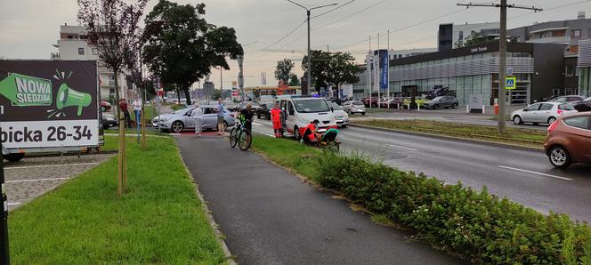 Potrącenie rowerzysty w Toruniu. Cyklista trafił do szpitala