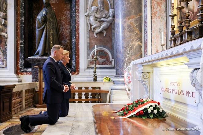 Andrzej Duda z małżonką złożyli kwiaty na grobie Jana Pawła II