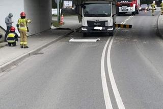 Dostawczak nie zmieścił się pod mostem. W tył auta wjechała osobówka 