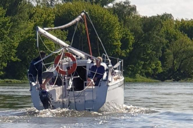 Akcja ratunkowa na Wiśle w Toruniu. Wodniacy ocalili załogę jachtu!