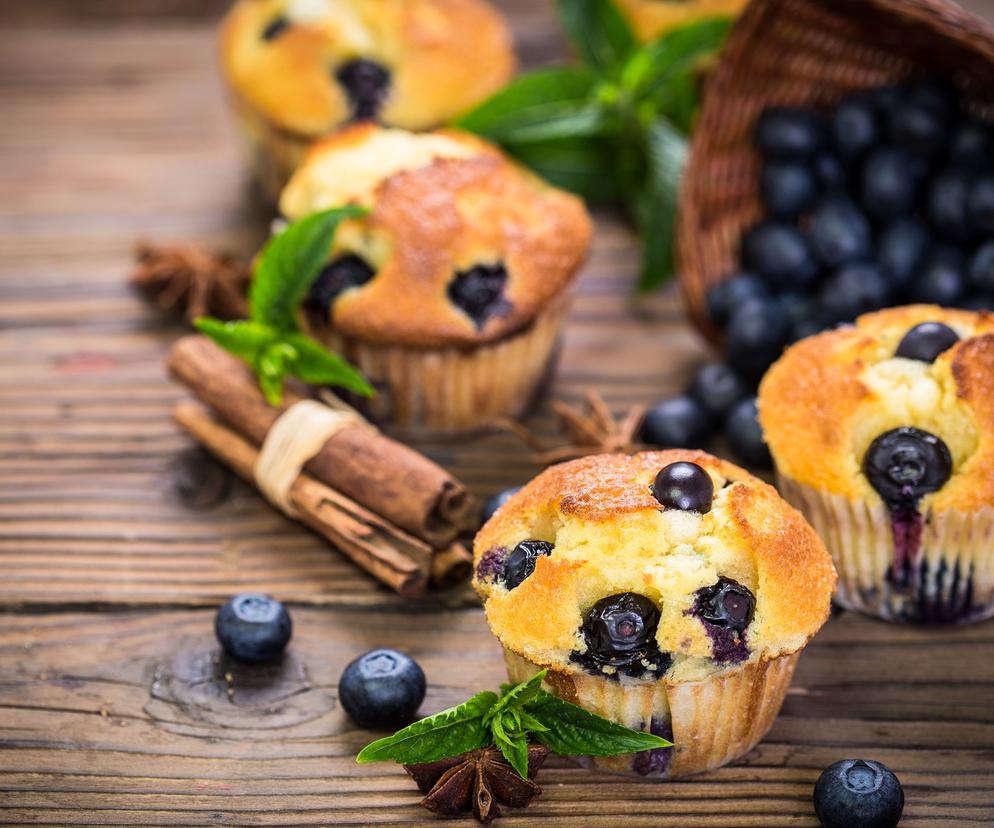 Babeczki jagodowe z cynamonem - przepis na szybkie babeczki z jagodami