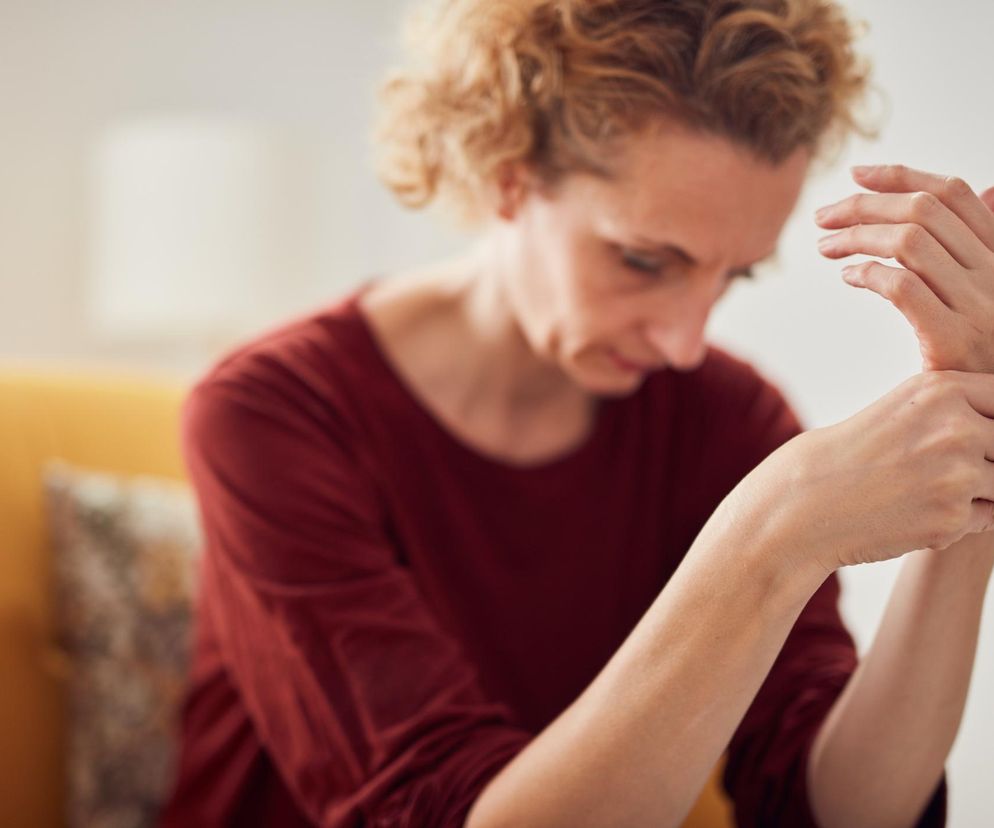 Nie lekceważ drętwienia rąk. Pozornie banalna przyczyna może zagrażać życiu 