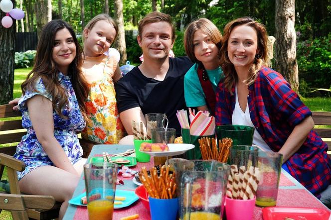 Barwy szczęścia. Hubert (Marek Molak), Agata (Natalia Zambrzycka), Emil (Artem Malashchuk), Asia (Anna Gzyra – Augustynowicz), Marysia (Nina Szumowska)