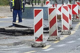 Poważna awaria na Mokotowie. Woda podmyła asfalt, wielkie utrudnienia