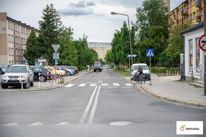 Drogowcy wchodzą na ulicę Dąbrowskiego w Bełchatowie. Będą objazdy dla kierowców [MAPA]