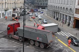 Armagedon w centrum Warszawy. Auta w kolejce do wypisania mandatów! Rozkopują pl. Pięciu Rogów