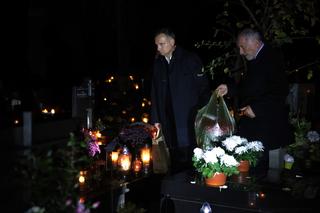 Prezydent Andrzej Duda z ojcem zapalili znicz na grobie opozycjonisty