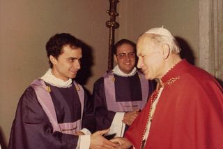  Zdjęcie Leona XIV z Janem Pawłem II. Tak wyglądał nowy papież w młodości poznał go w 1982