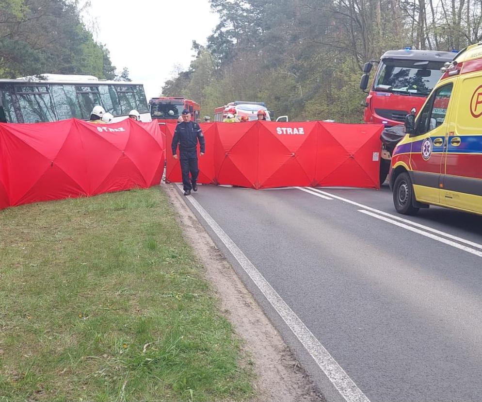 Autobus zmasakrował osobówkę pod Koninem! Jedna osoba nie żyje, kilka zostało rannych
