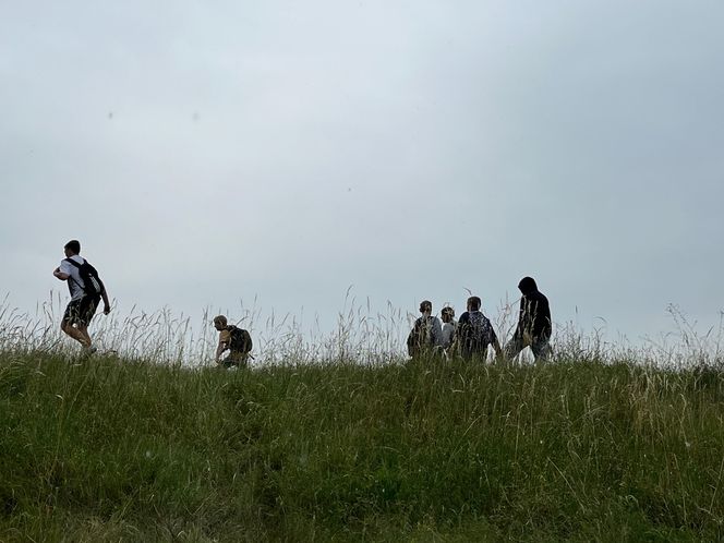 Akcja na polu, gdzie znaleziono Wampirkę z Pnia. Młodzi chodzili z detektorami, niedługo wracają tam archeolodzy
