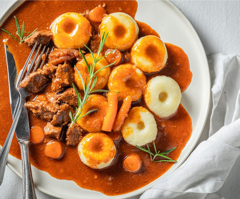 Wieprzowy gulasz z gotowymi kluskami śląskimi: przepis idealny na chłodne dni