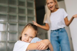 Nasi rodzice byli skupieni na tym, co robiliśmy źle? Ekspertka wskazała duży błąd mamy z czasów jej dzieciństwa