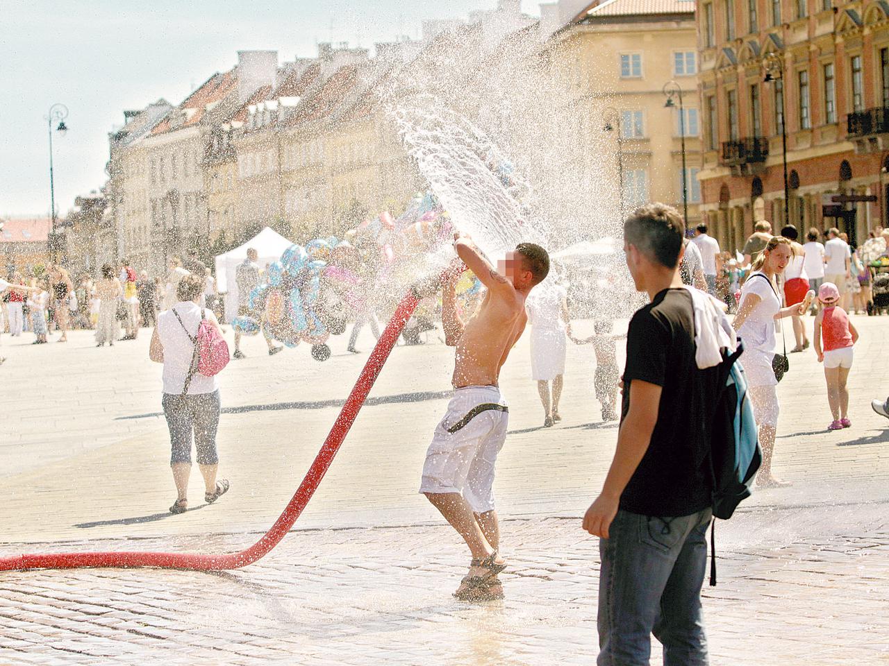 Chuligan rozrabia na Starówce, a strażnicy odpoczywają w cieniu