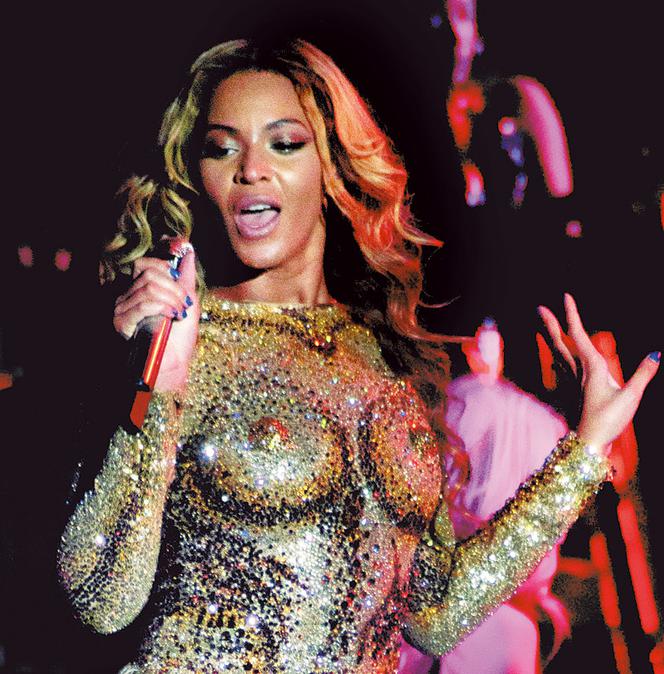 Beyoncé założyła na scenę sztuczny biust