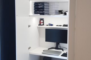 Biuro chowane w szafie i uchwyty - króliczki. Subtelne akcenty w wykończeniu wnętrza warszawskiego mieszkania