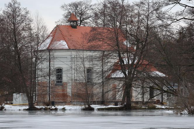 Kościół pw. św. Jana Nepomucena w Zwierzyńcu. Tak „kościół na wodzie” prezentuje się zimą