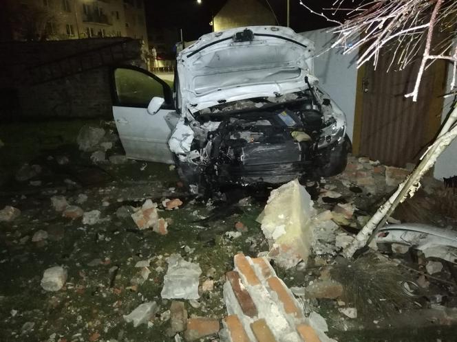 W Rawiczu w święta syn rozbił auto mamy. 19-latek był pijany 