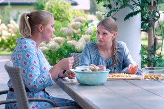 Przyjaciółki odc. 290. Anka (Magdalena Stużyńska), Julka (Nicole Bogdanowicz)