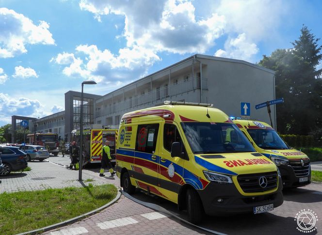 Pożar i wybuchy w mieszkaniu bloku w Tychach