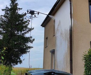 Tak drony czyszczą dachy i elewacje