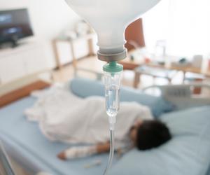 Ojciec chciał przestawić samochód. Nie widział, że za nim jest niemowlę