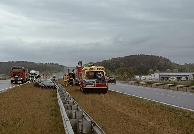 Niebezpieczne zdarzenie na S51. Samochód wpadł w poślizg i uderzył w barierki [ZDJĘCIA]