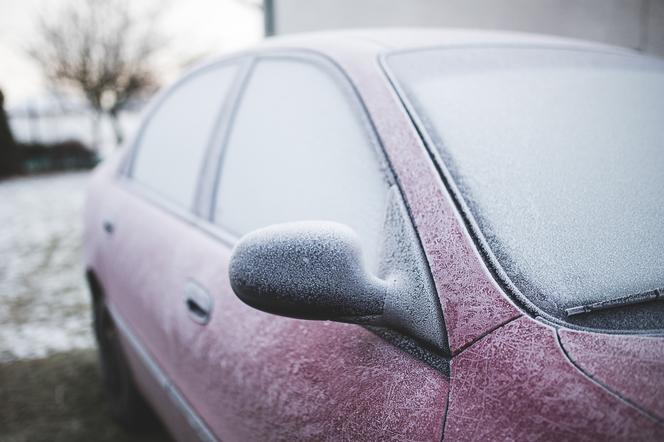 Poznań: Siarczysty mróz całkowicie zamroził auto! Mężczyzna utknął w śmiertelnej pułapce!  