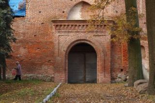 Ta wieś dawniej była miastem. Skrywa wyjątkowy zamek