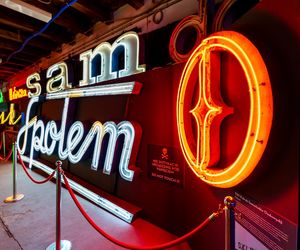 Neony z Muzeum Neonów w Warszawie