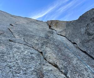 Andrzej Ficek, Roman Forysiak i Szymon Podosek z Klubu Wysokogórskiego w Bielsku-Białej, pokonali klasyczną drogę na szczyt Petit Dru w masywie Mont Blanc