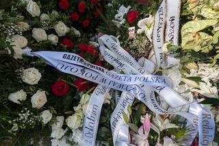 Kaczyński i Szydło pożegnali kwiatami syna Holeckiej