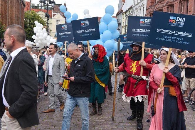 Kolorowa parada na otwarcie Dni Torunia. Przeszła przez serce toruńskiej starówki