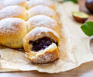 Uniwersalne ciasto krucho-drożdżowe – gotowe w zaledwie 15 minut! Doskonałe do słodkich i wytrawnych wypieków!