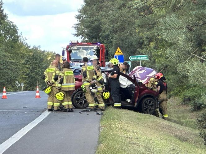 Poważny wypadek pod Legionowem. Zderzenie czterech aut w Nieporęcie. Pięć osób poszkodowanych, jedna zginęła na miejscu