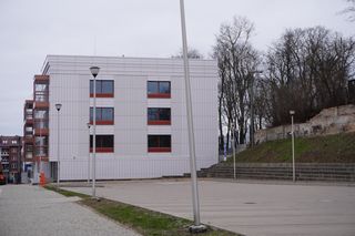 Blok z widokiem na betonowy mur. To prestiżowa inwestycja w Białymstoku