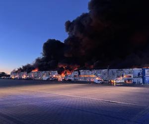 Akcja gaśnicza pożaru hali przy Marywilskiej 44 w Warszawie