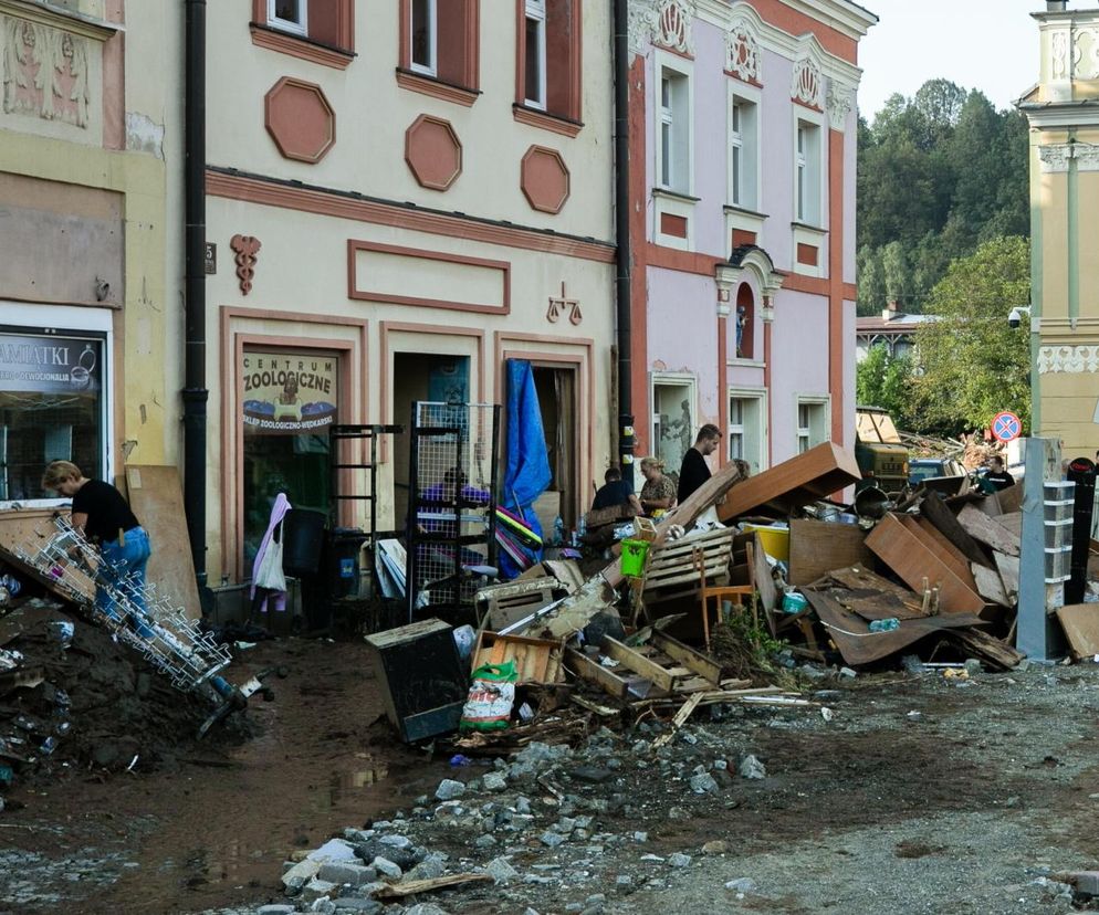 Sprzątanie po powodzi w miejscowości Lądek-Zdrój