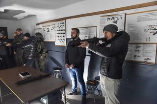 Paweł Przedpełski rzuca granatem i celnie strzela na poligonie