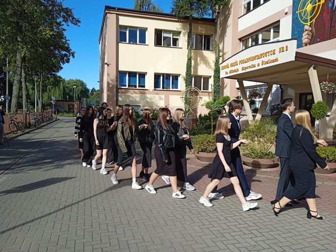 100 par zatańczyło poloneza na 100-lecie siedleckiego Ekonomika