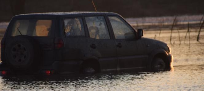 Nissanem ugrzązł w rozlewisku rzeki!