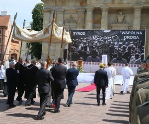 Centralna procesja Bożego Ciała w Warszawie. Ołtarze nawiązywały do wojny