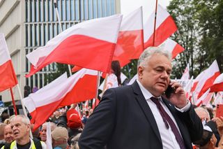 Tomasz Sakiewicz przed Sejmem wśród zwolenników Karola Nawrockiego