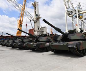 Pierwsze 14 czołgów Abrams jest rozładowywanych w porcie w Szczecinie