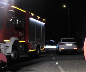 Leżał na jezdni, gdy nadjechał samochód. Dramatyczna śmierć 37-latka w Kętach