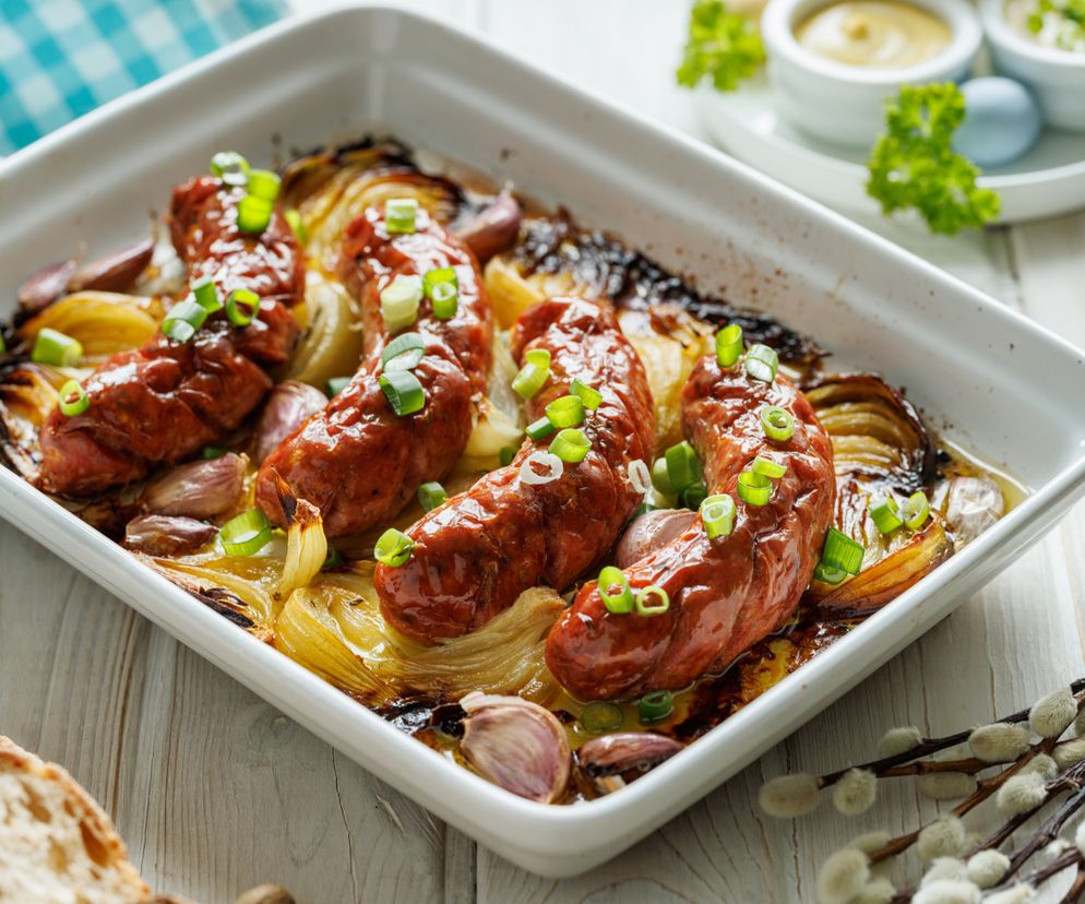 Biała kiełbasa pieczona z czosnkiem i ziołami - obłędny przepis z Podlasia