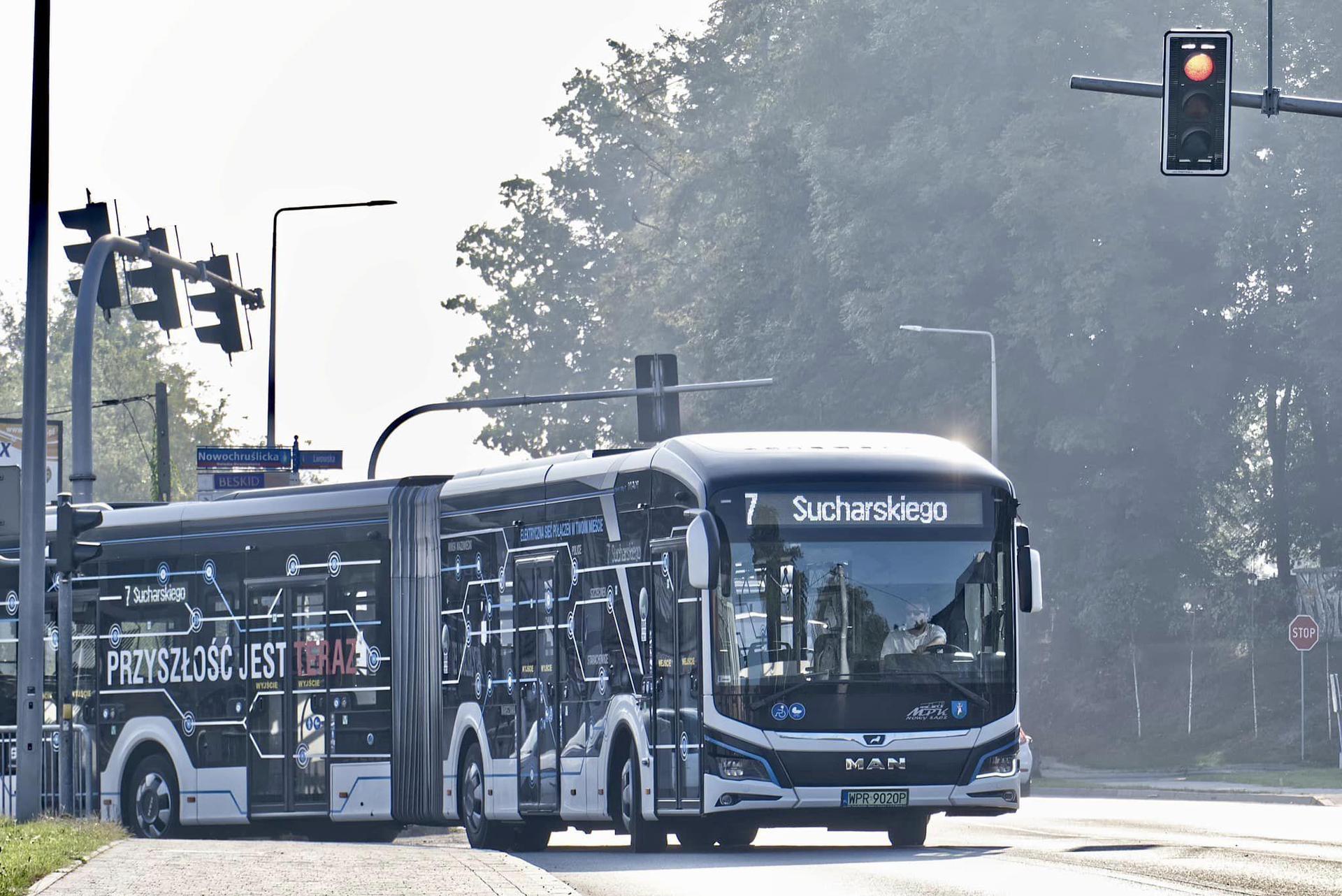 Przegubowy autobus na ulicach miasta. MPK testuje kolejny pojazd ...
